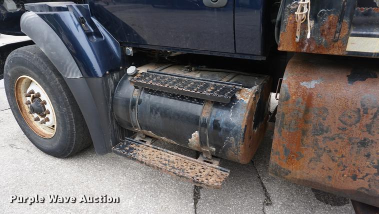 image for item DD6444 2006 International 7400 dump truck