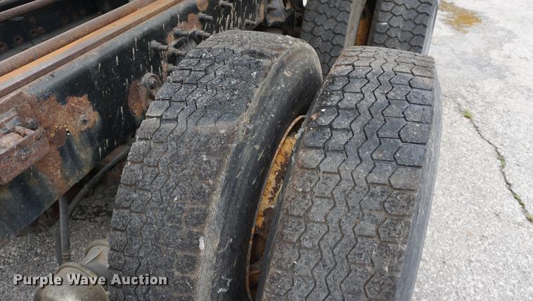 image for item DD6444 2006 International 7400 dump truck