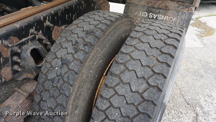 image for item DD6444 2006 International 7400 dump truck