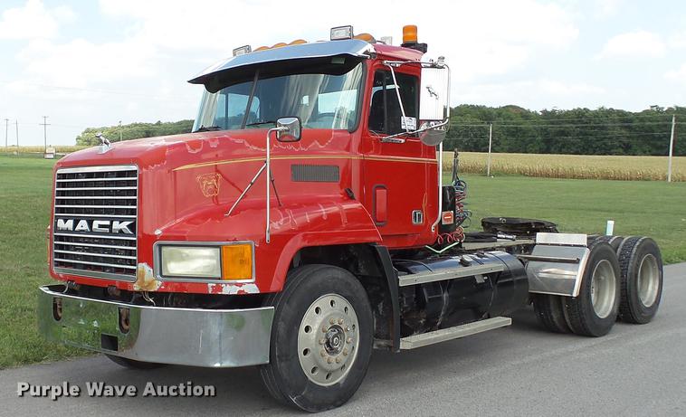 image for item DD7364 1994 Mack CH613 semi truck