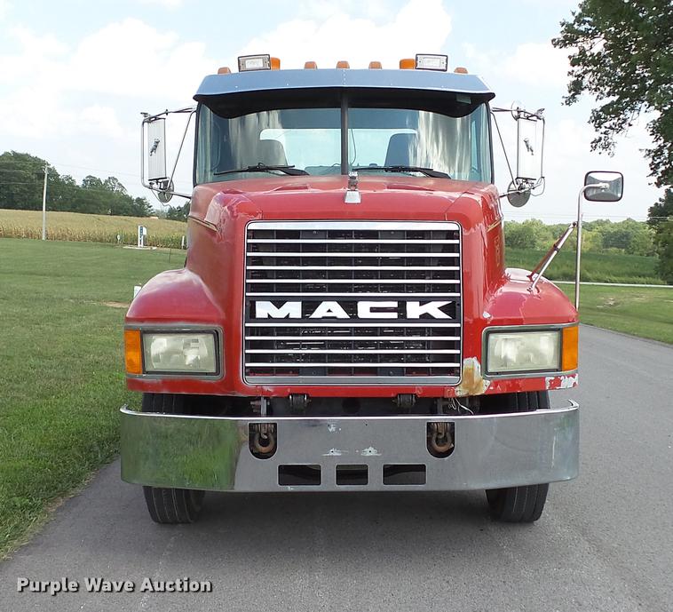 image for item DD7364 1994 Mack CH613 semi truck