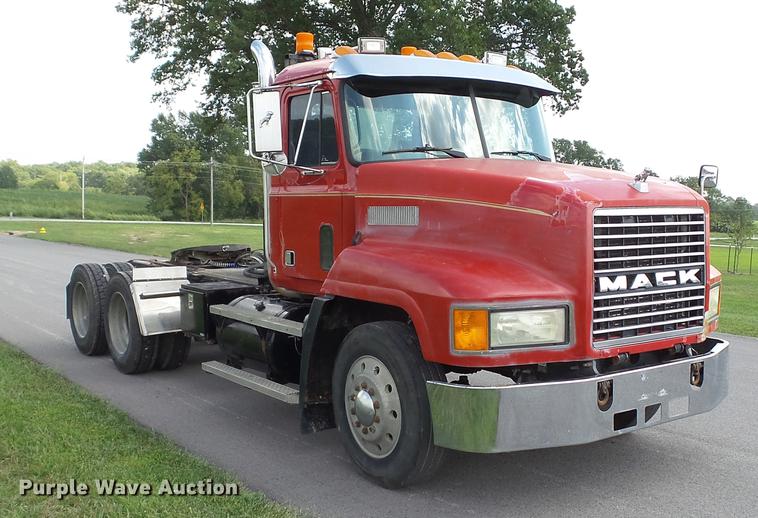 image for item DD7364 1994 Mack CH613 semi truck