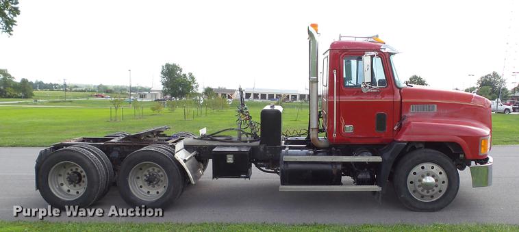 image for item DD7364 1994 Mack CH613 semi truck