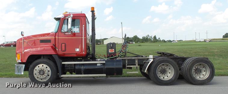 image for item DD7364 1994 Mack CH613 semi truck