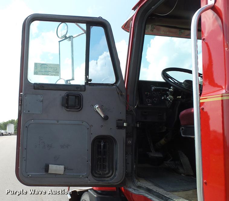 image for item DD7364 1994 Mack CH613 semi truck
