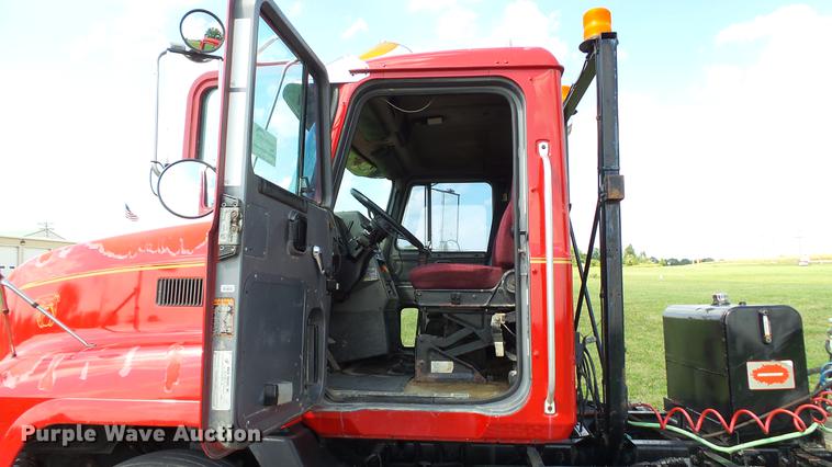 image for item DD7364 1994 Mack CH613 semi truck