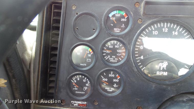 image for item DD7364 1994 Mack CH613 semi truck