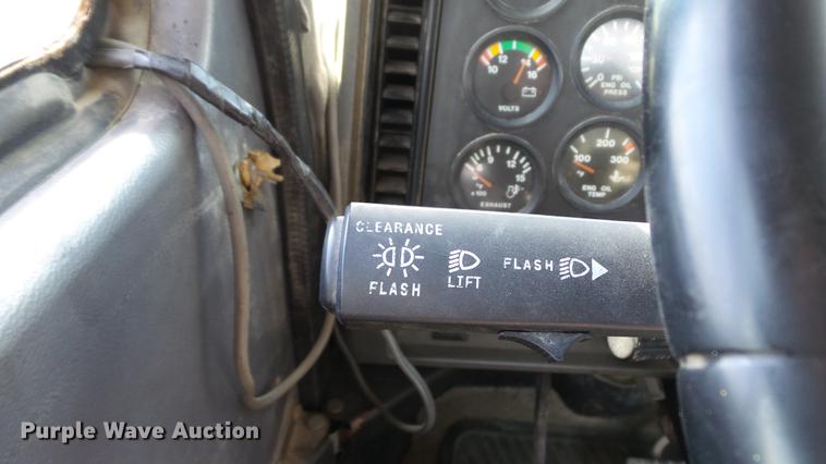 image for item DD7364 1994 Mack CH613 semi truck