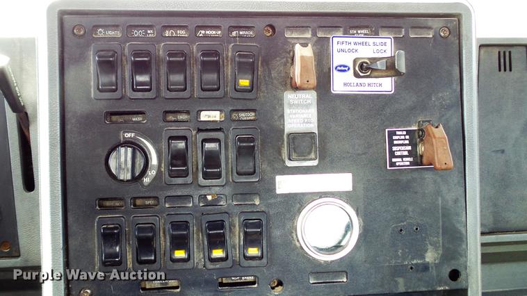 image for item DD7364 1994 Mack CH613 semi truck