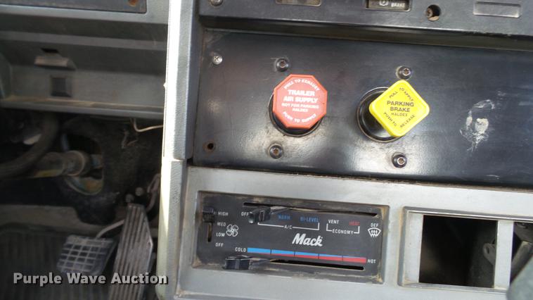 image for item DD7364 1994 Mack CH613 semi truck