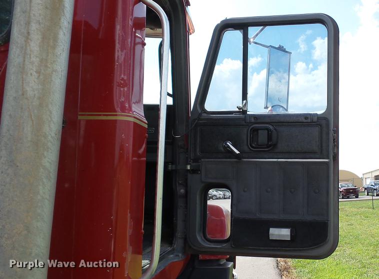 image for item DD7364 1994 Mack CH613 semi truck