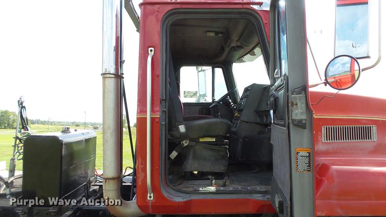 image for item DD7364 1994 Mack CH613 semi truck