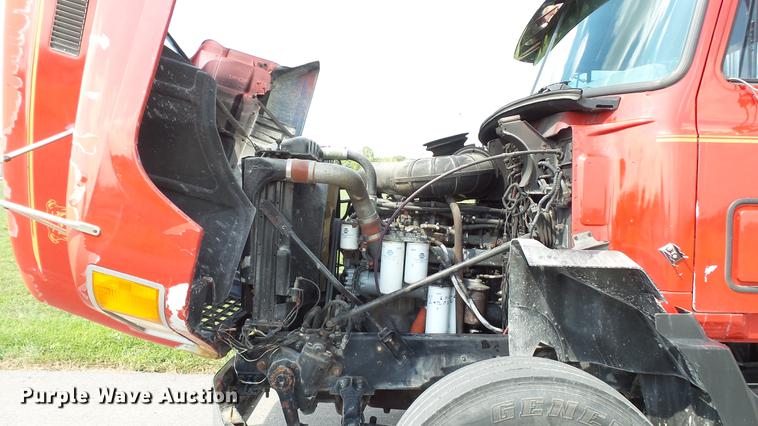 image for item DD7364 1994 Mack CH613 semi truck