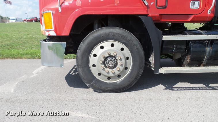 image for item DD7364 1994 Mack CH613 semi truck