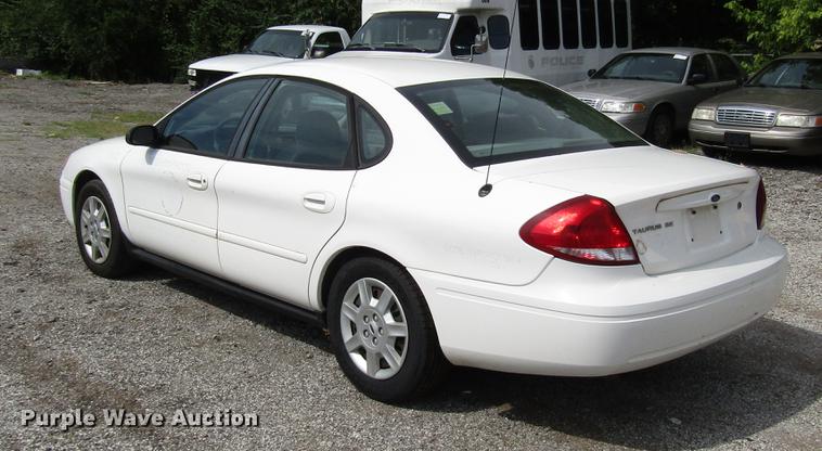 image for item DD7899 2006 Ford Taurus SE