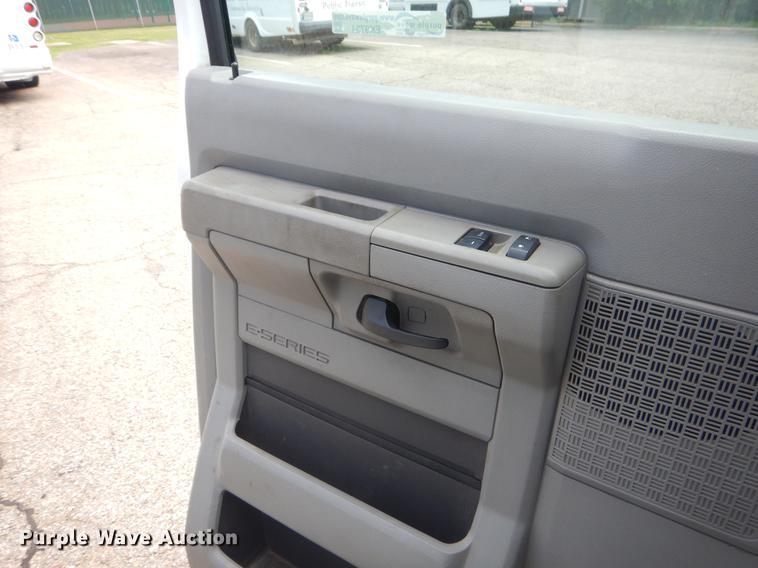 image for item EK9734 2009 Ford E450 shuttle bus