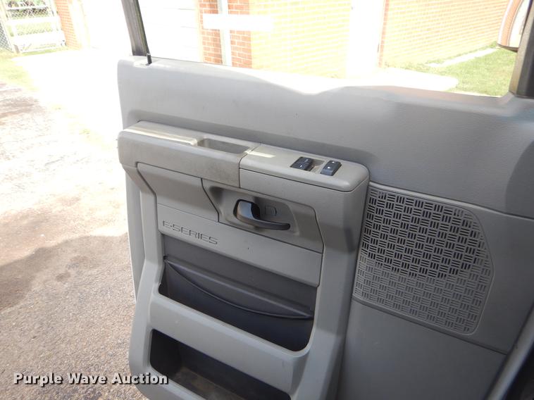 image for item EK9735 2009 Ford E450 shuttle bus