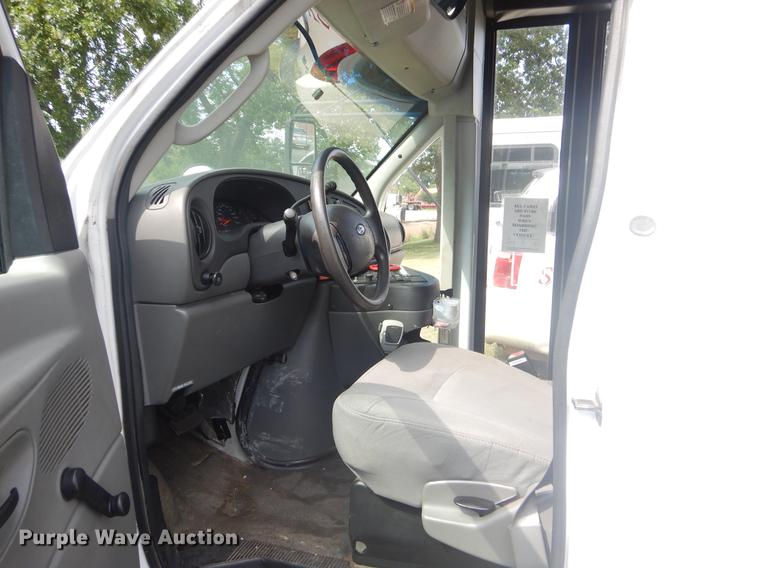 image for item EK9737 2007 Ford E450 shuttle bus