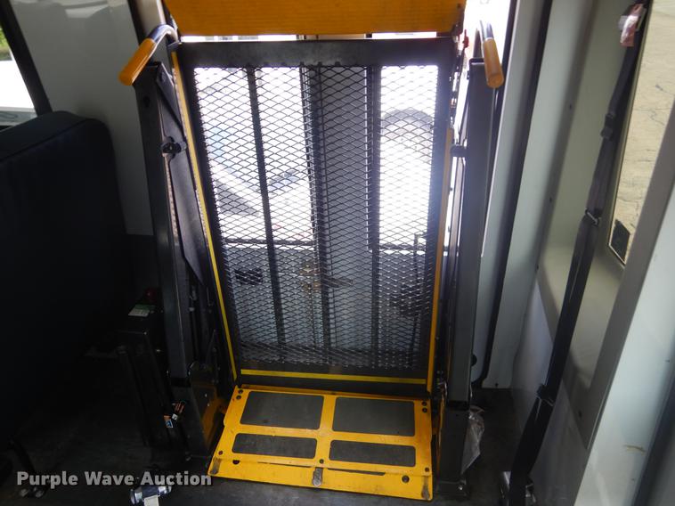 image for item EK9737 2007 Ford E450 shuttle bus