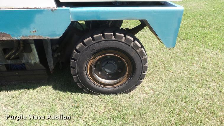 image for item ER9731 2002 Tennant 830-II sweeper