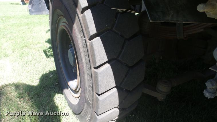 image for item ER9731 2002 Tennant 830-II sweeper