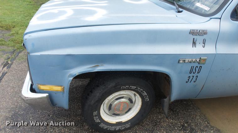 image for item ES9405 1987 GMC Sierra 1500 pickup truck