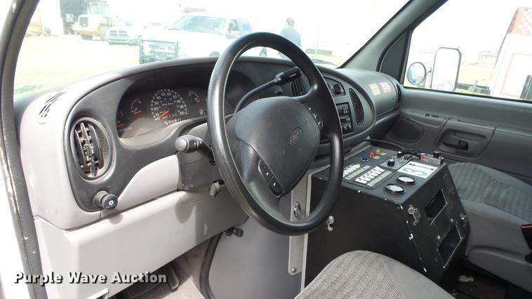 image for item ES9419 2000 Ford Econoline E450 Super Duty ambulance