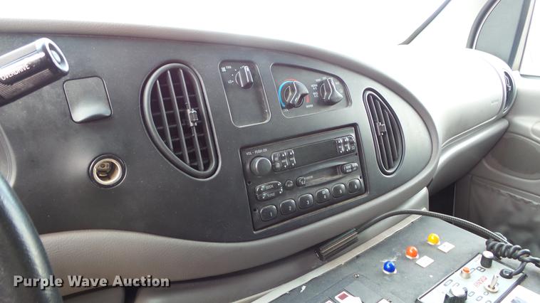 image for item ES9419 2000 Ford Econoline E450 Super Duty ambulance