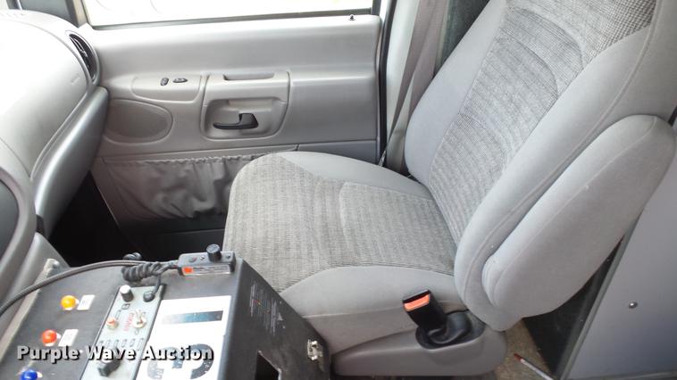 image for item ES9419 2000 Ford Econoline E450 Super Duty ambulance