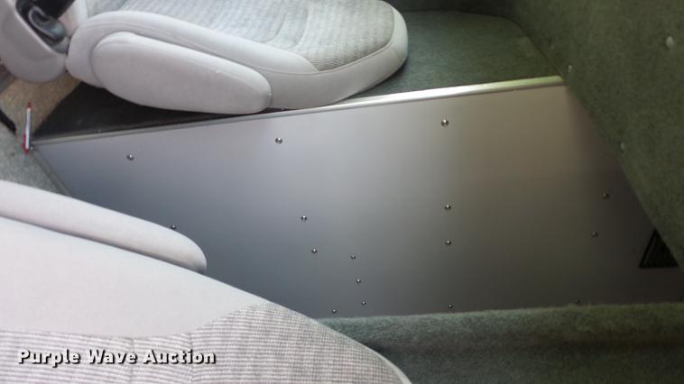 image for item ES9419 2000 Ford Econoline E450 Super Duty ambulance