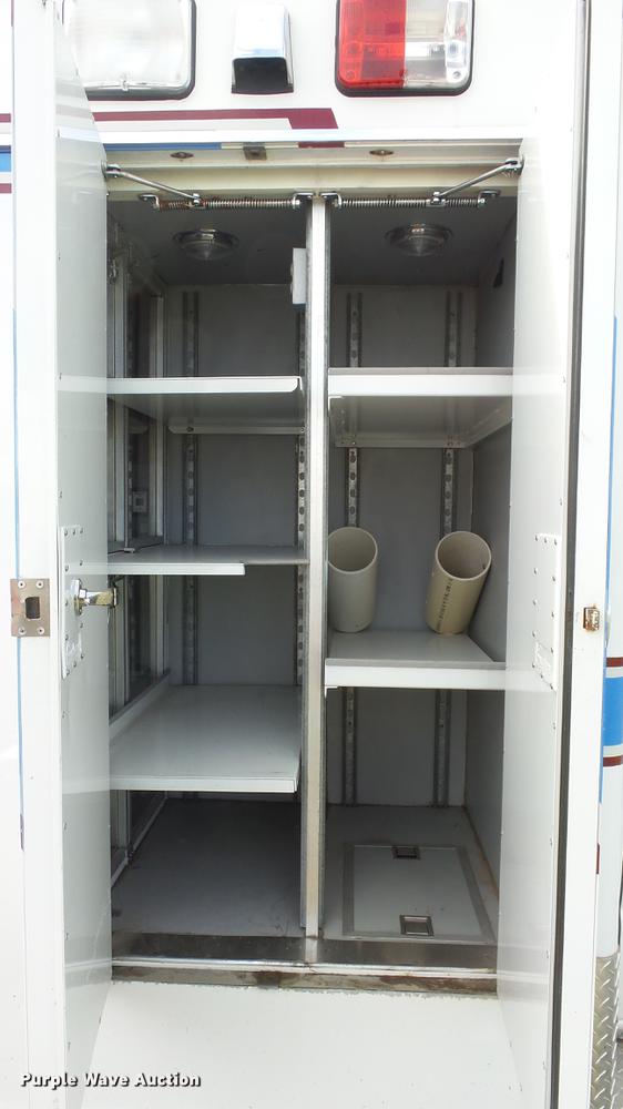 image for item ES9419 2000 Ford Econoline E450 Super Duty ambulance