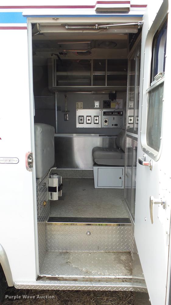 image for item ES9419 2000 Ford Econoline E450 Super Duty ambulance