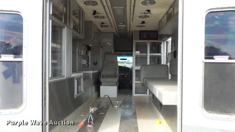 image for item ES9419 2000 Ford Econoline E450 Super Duty ambulance