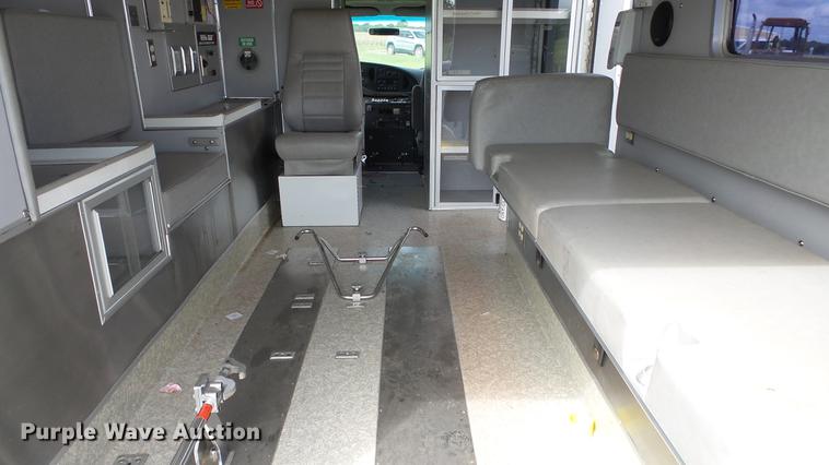 image for item ES9419 2000 Ford Econoline E450 Super Duty ambulance