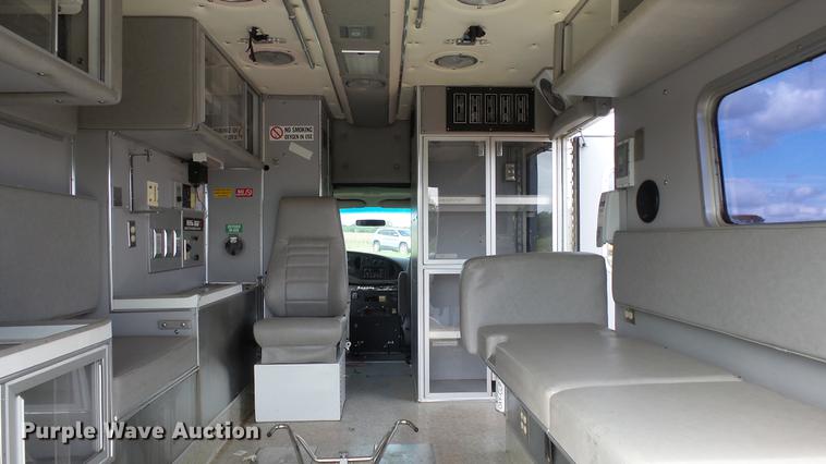 image for item ES9419 2000 Ford Econoline E450 Super Duty ambulance