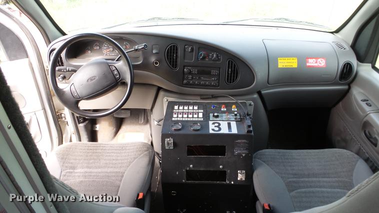 image for item ES9419 2000 Ford Econoline E450 Super Duty ambulance