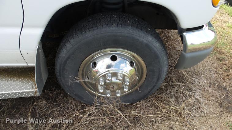 image for item ES9419 2000 Ford Econoline E450 Super Duty ambulance