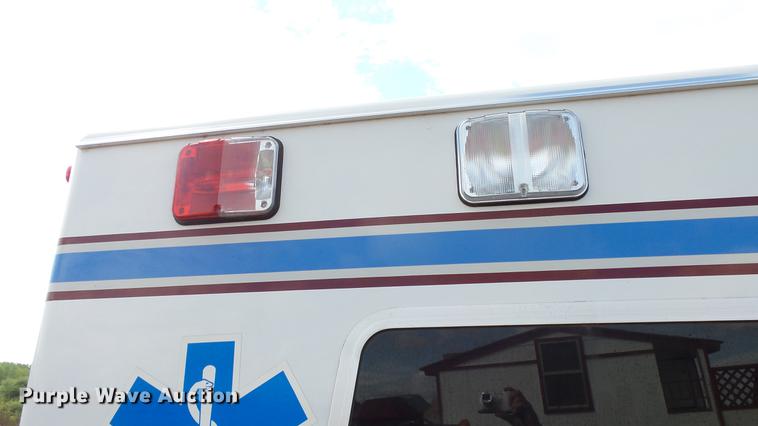 image for item ES9419 2000 Ford Econoline E450 Super Duty ambulance