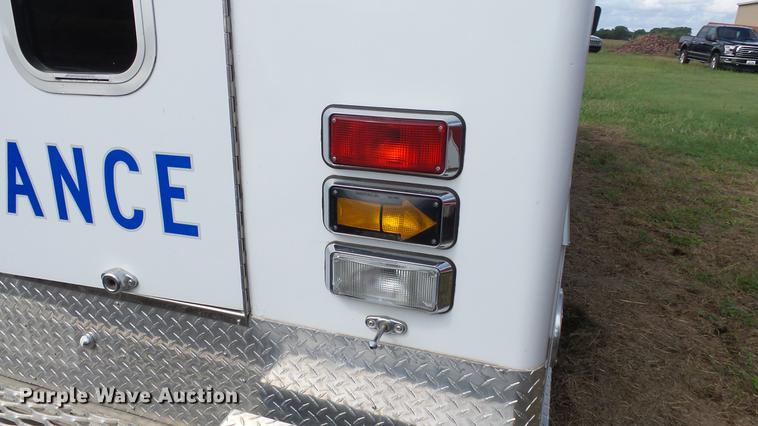 image for item ES9419 2000 Ford Econoline E450 Super Duty ambulance