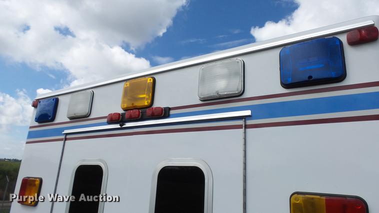 image for item ES9419 2000 Ford Econoline E450 Super Duty ambulance