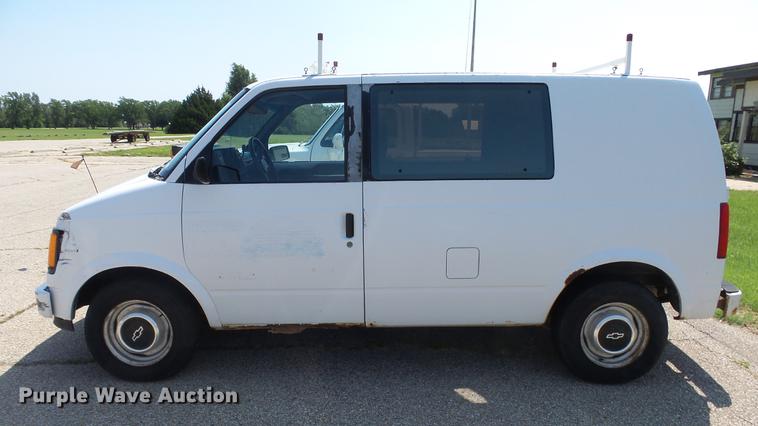image for item ET9383 1990 Chevrolet Astro van