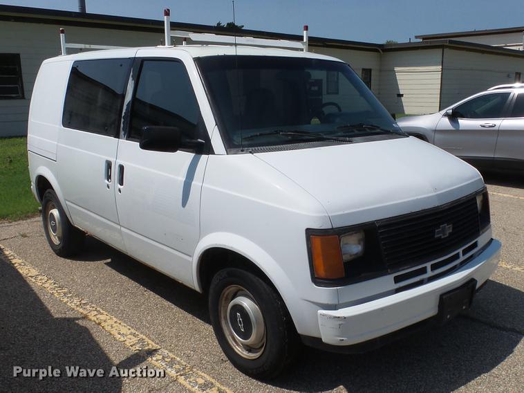 image for item ET9383 1990 Chevrolet Astro van