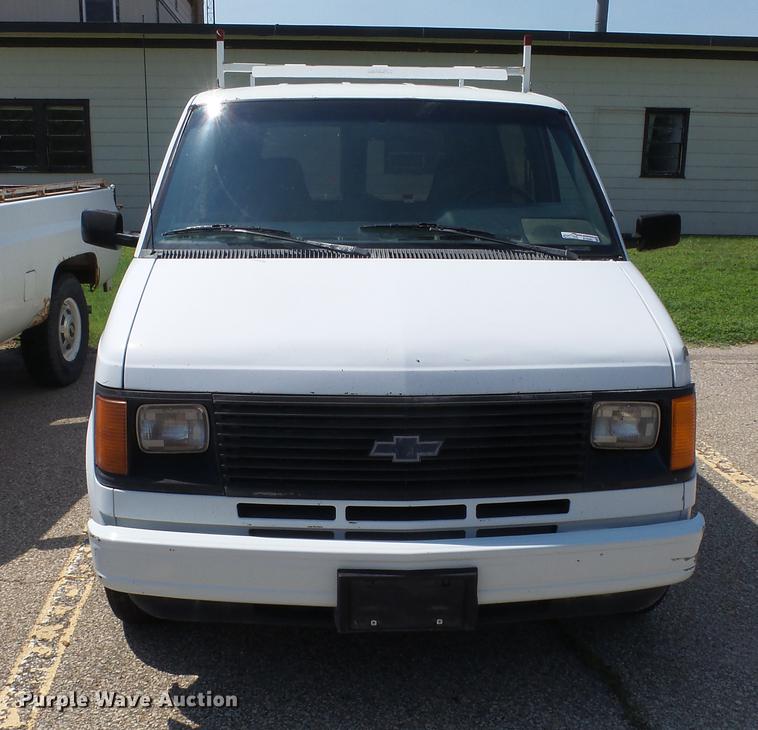 image for item ET9383 1990 Chevrolet Astro van