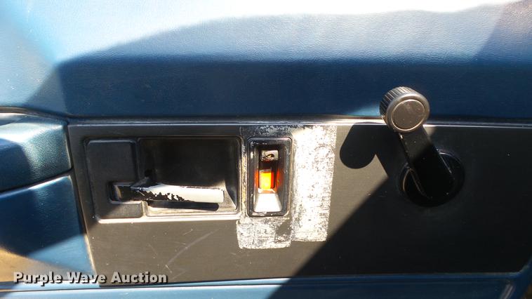 image for item ET9383 1990 Chevrolet Astro van