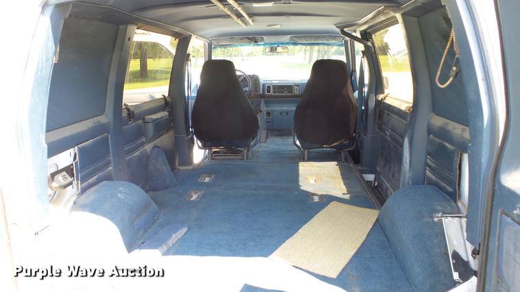 image for item ET9383 1990 Chevrolet Astro van