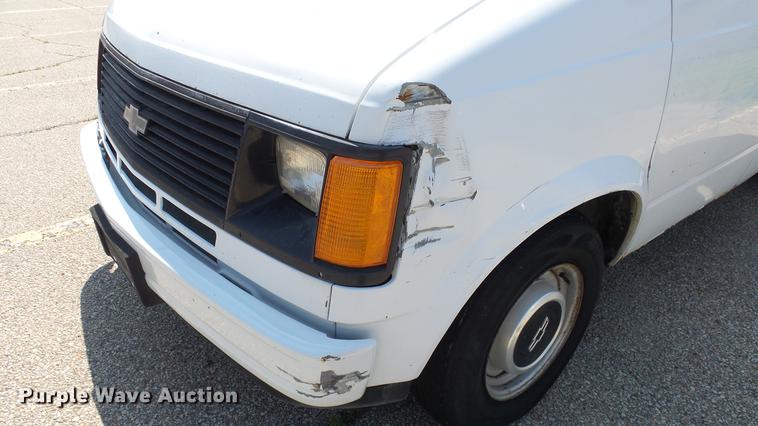 image for item ET9383 1990 Chevrolet Astro van