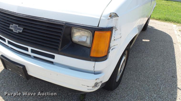 image for item ET9383 1990 Chevrolet Astro van