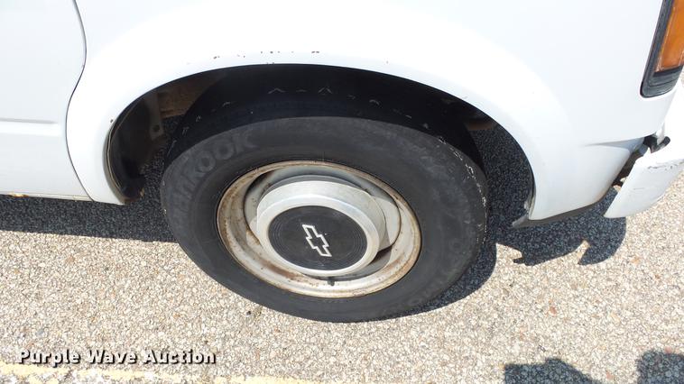 image for item ET9383 1990 Chevrolet Astro van