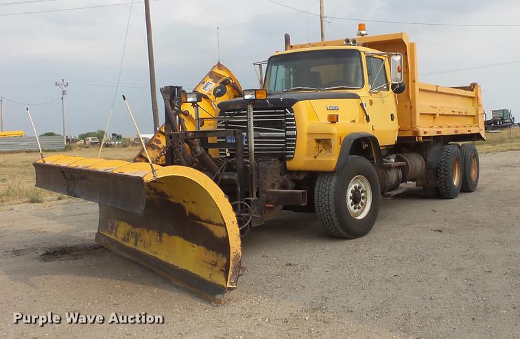 image for item EV9221 1995 Ford L8000 dump truck