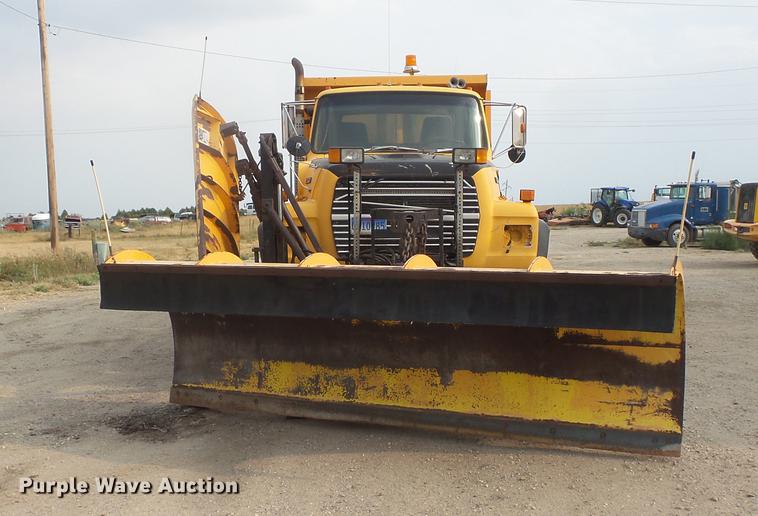image for item EV9221 1995 Ford L8000 dump truck